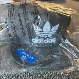 New with tags adidas SnapBack hat men size but adjustable